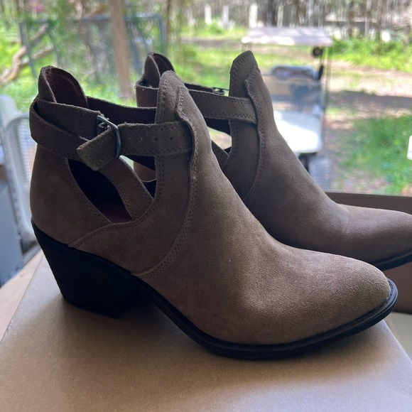LUCKY BRAND ☘️ ANKLE BOOTS! Size 7 they are suede and taupe in color! - Picture 6 of 7